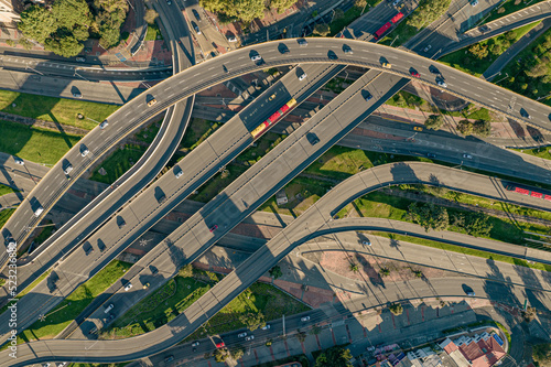 Autopista norte de Bogotá (Colombia ) a la altura de la av NQS, Usaquen y al fondo el centro internacional de la ciudad adornada por sus majestuosos cerros y edificaciones como torre sigma