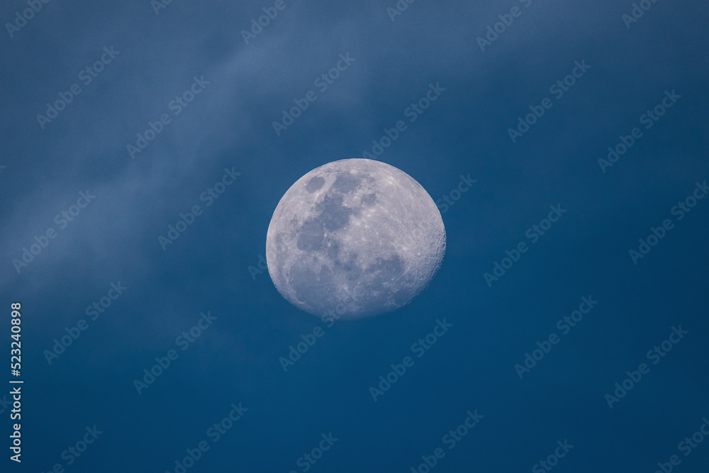 fotografia de la lunadurante el dia con pocas nubes