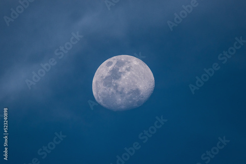 fotografia de la lunadurante el dia con pocas nubes photo