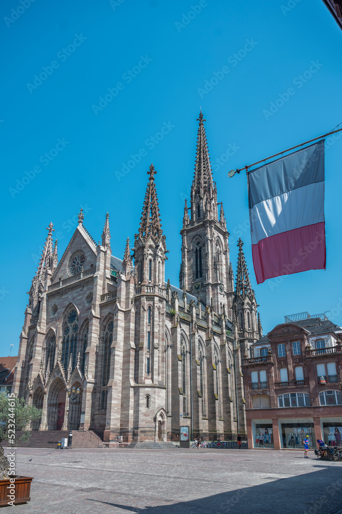 Le Temple Saint-Étienne avec le drapeau français à Mulhouse.