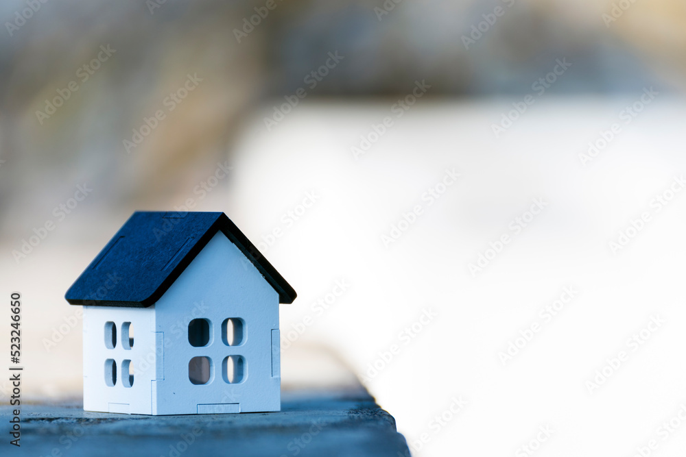 casita blanca con techo negro, para inmobiliaria, con espacio para colocar texto casita blanca con techo negro, para inmobiliaria, con espacio para colocar texto