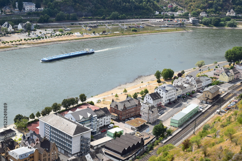 Obraz premium Sankt Goarsahusen mit einem Frachtschiff bei Niedrigwasser