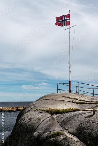 Norwegische Flagge auf der Leuchtturm Insel Svenner Fyr vor Larvik, Norwegen photo