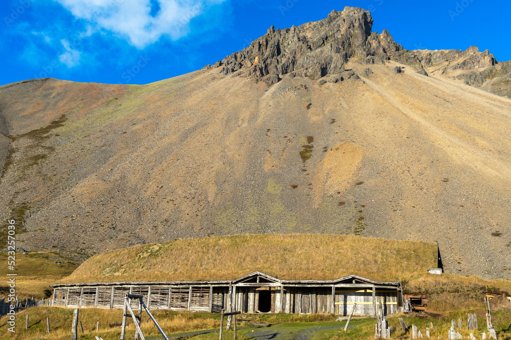 Wikingerdorf Requisite für Film
am Berg Stokksnes auf Island