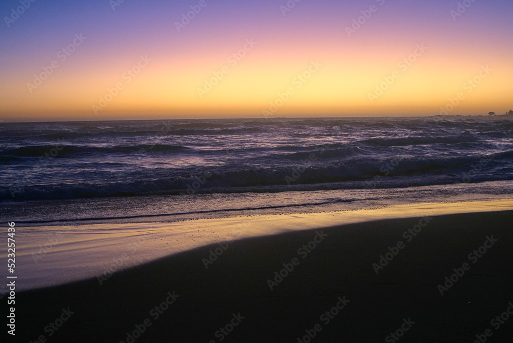 Fototapeta premium la hora azul en la playa, en pleno ocaso