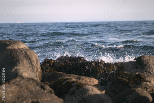 olas que rompen en las rocas  puesta de sol