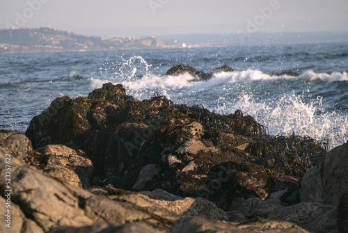 olas del mar en la playa  rocas y agua rompiendo 