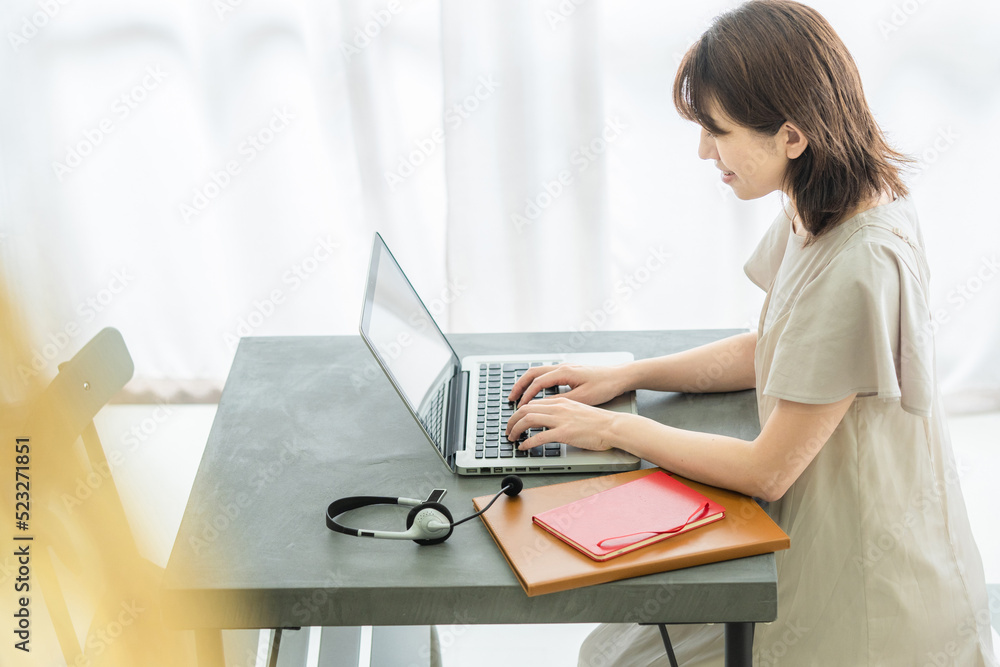 Fototapeta premium ノートパソコンを操作する女性