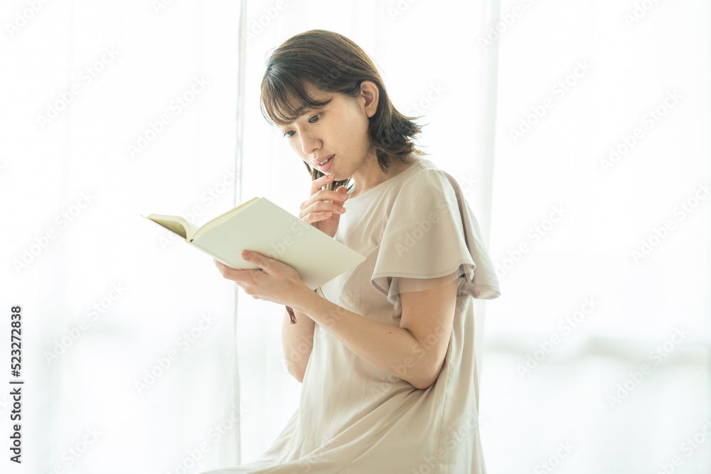 読書をする女性