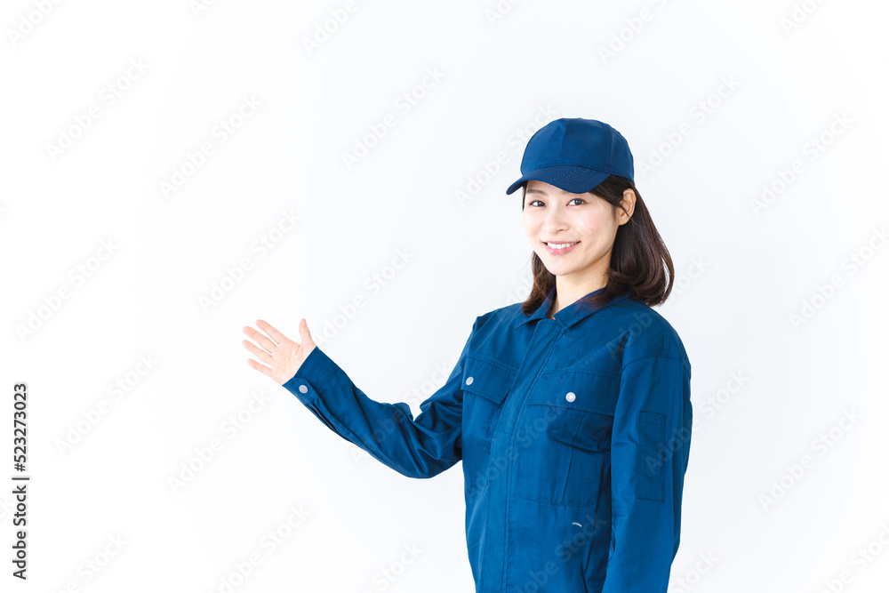 作業服を着て笑顔でご紹介をする若い女性 作業服を着て笑顔でご紹介をする若い女性