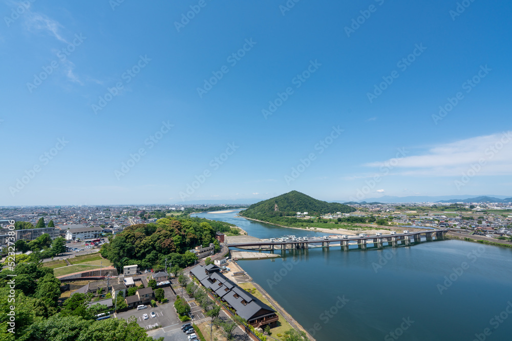 Fototapeta premium 犬山城から見る木曽川と犬山、各務原の風景