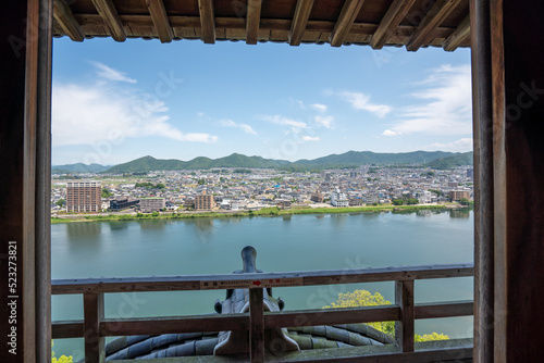 犬山城の天守閣から見る木曽川と各務原の風景