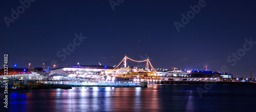大さん橋国際客船ターミナルの夜景 © YUKI