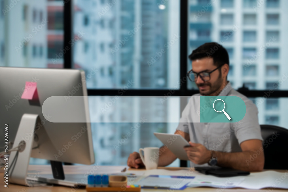 Obraz premium Blurred image of bussiness man sitting at desk looking laptop with icon Searching for information on website
