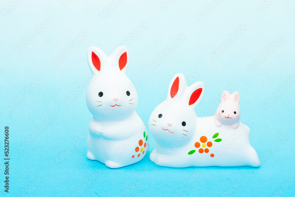 Fototapeta premium 写真素材:令和5年・2023年の干支は卯（う・うさぎ） 卯年の年賀状素材（和風、和紙、千代紙、お正月小物等）