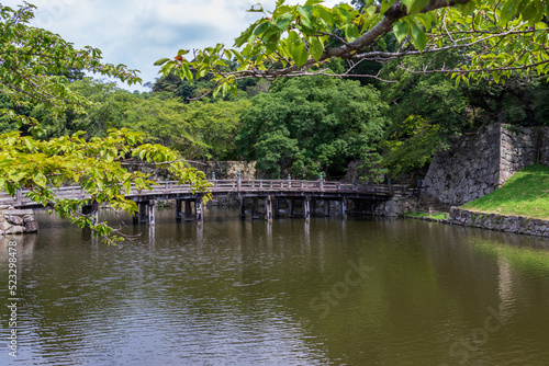 彦根城の堀にかかる古風な木造の橋