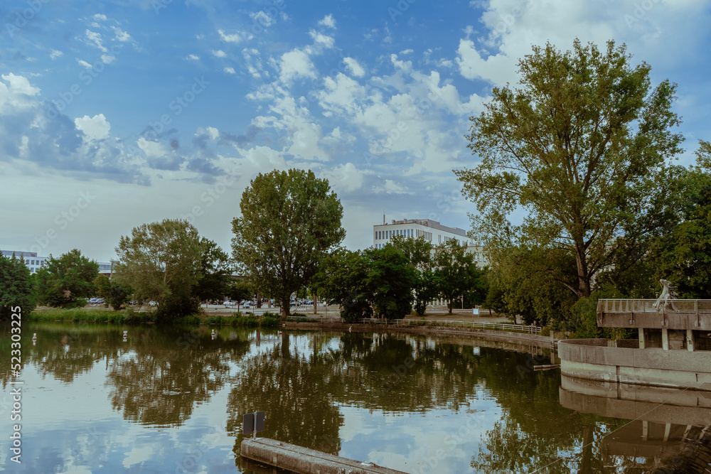 Obraz premium Lac in the middle of town