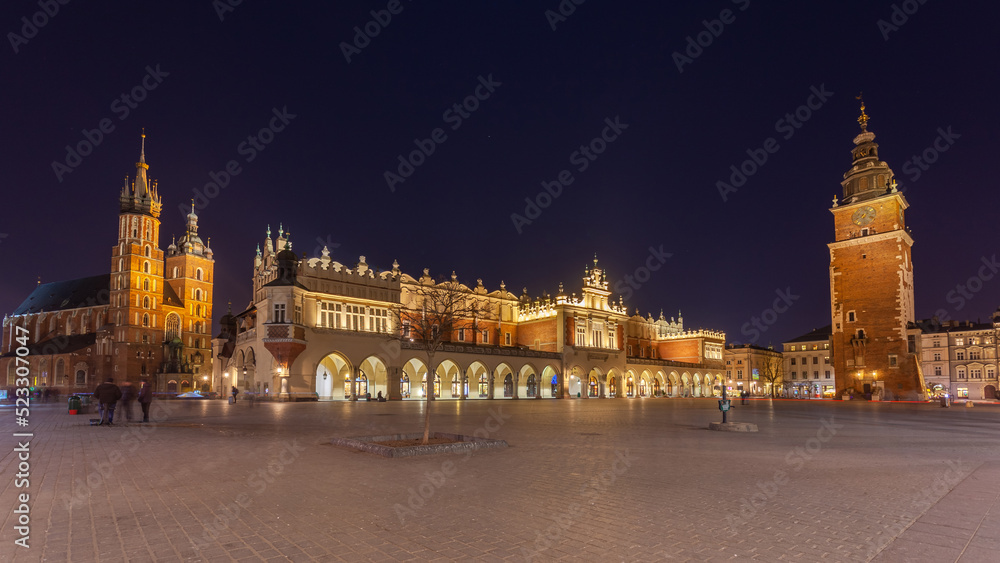 Naklejka premium Old town square in Krakow at night, Poland. St. Marys Basilica