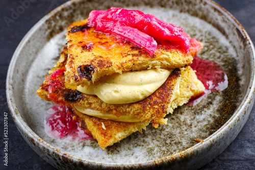 Traditionelles geröstetes italienisches Panettone Tiramisu mit Vanille Pudding und Rhabarber serviert als close-up in einer Schale im Nordic Design photo