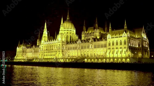 Veduta panoramica da battello del parlamento di Budapest photo