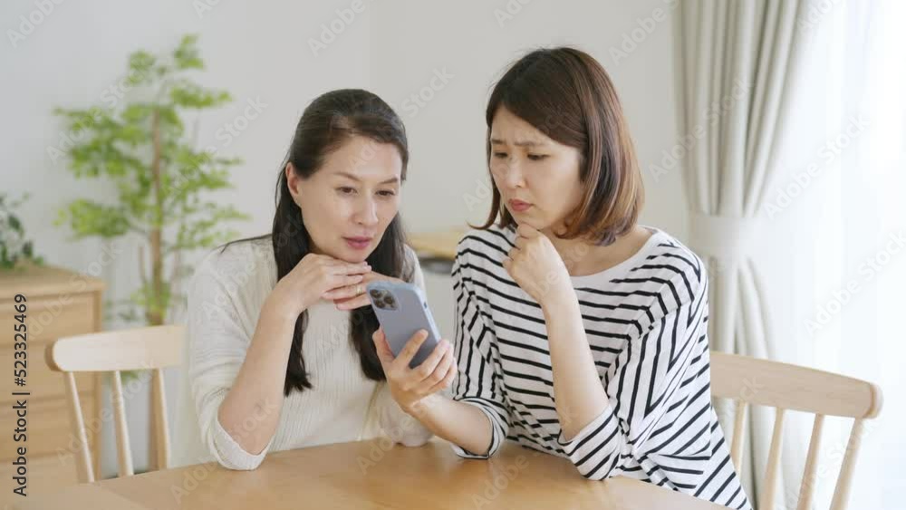 スマホを見る親子 スマホを見る親子