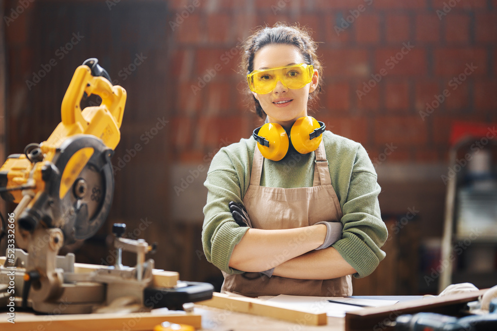 woman carpenter in workshop - obrazy, fototapety, plakaty 