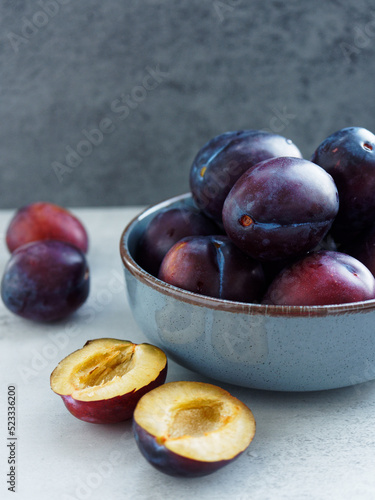 Canvas Print fresh plums in a bowl
