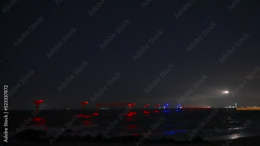 星空を背景に山口宇部空港に夜間着陸する航空機 星空を背景に山口宇部空港に夜間着陸する航空機