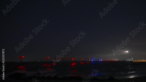 星空を背景に山口宇部空港に夜間着陸する航空機