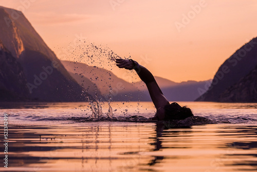 Mujer nadando 