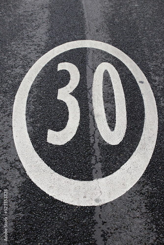 Pictogram for 30 km_h zone on asphalt © J5M