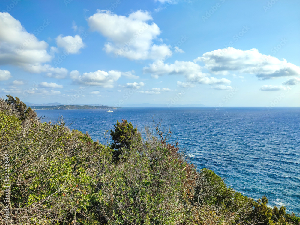 Paysage devant le phare du Cap Camarat à Ramatuelle sur la Côte d'Azur près de Saint Tropez