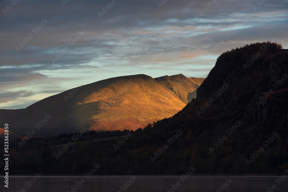 Obraz premium Landscape view across Derwentwater from Manesty Park towards Blencathra and Walla Crag with stunning Autumn colors