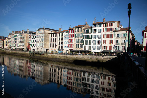 centre de Bayonne reflet des maisons dans l'Adour 