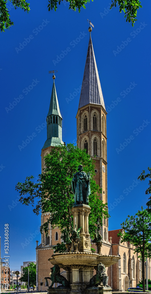 Obraz premium Heinrichsbrunnen und Katharinenkirche Braunschweig