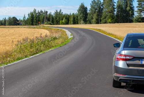 Foto Car parked in the side of the road in the countryside