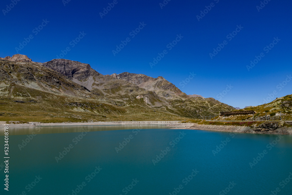 Lago di Poschiavo, Svizzera, con le montagne che lo cirocndano