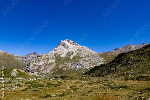 Paesaggio delle montagne svizzere. Sullo sfondo il cielo e nuvole © Falcon's
