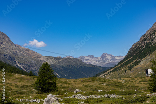 Fototapeta Naklejka Na Ścianę i Meble -  Paesaggio delle montagne svizzere. Sullo sfondo il cielo e nuvole