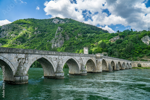 Most Mehmeda Paszy Sokolovicia, Wiszegrad, Bośnia i Hercegowina nad rzeką Drina, republika Serbska