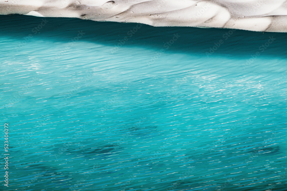 Fototapeta premium 雪渓と不消ヶ池の水面