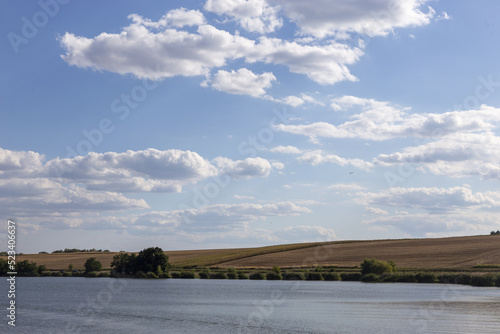 wundersch  ne wolken   ber einem see in ungarn