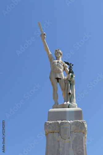 Monumento simbolo nella città di Monopoli. Ricordo marmoreo dei suoi trecento eroi. Sud Italia