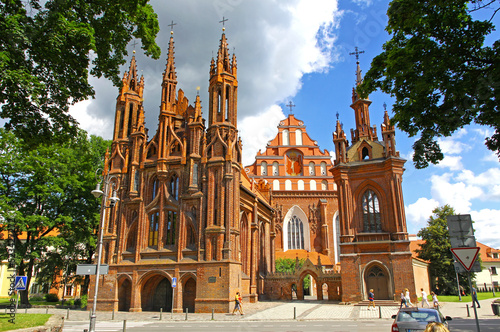Obraz na płótnie St. Anne's Church (Lithuanian: Sv. Onos baznycia) on fgnd and Church of St. Francis and St. Bernard (aka Bernardine Church) on bkgd. Famous Roman Catholic churches in Vilnius Old Town, Lithuania w salonie