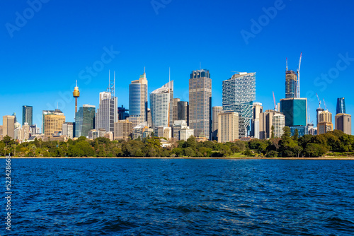 朝のオーストラリア・シドニーで見た、高層ビルが立ち並ぶ都市景観と快晴の青空 © 和紀 神谷