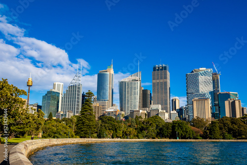 朝のオーストラリア・シドニーで見た、高層ビルが立ち並ぶ都市景観と快晴の青空 © 和紀 神谷