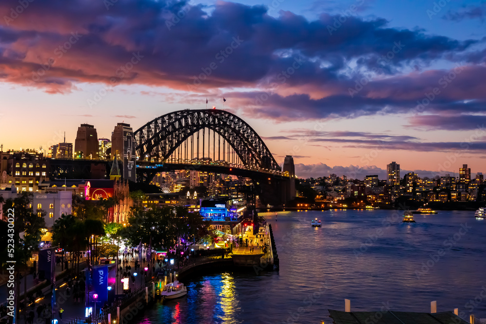 オーストラリアのシドニーで見た、ハーバーブリッジ周辺の夜景と、夕焼けから夜に変わる直前の空