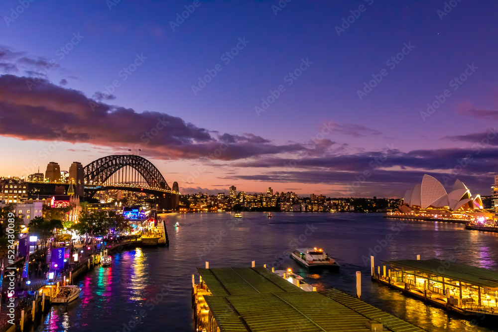 オーストラリアのシドニーで見た、オペラハウスとハーバーブリッジ周辺の夜景と、夕焼けから夜に変わる直前の空