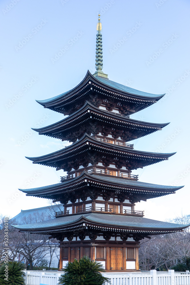 青空を背景に建つ寺院の五重塔