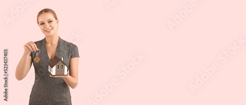 Female real estate agent wi...